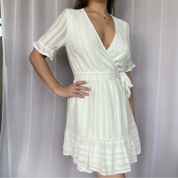 HELLO MOLLY V-NECKLINE WRAP MINI DRESS WHITE FLATTERING FLOWY SHORT SLEEVES SZ S - Picture 2 of 13
